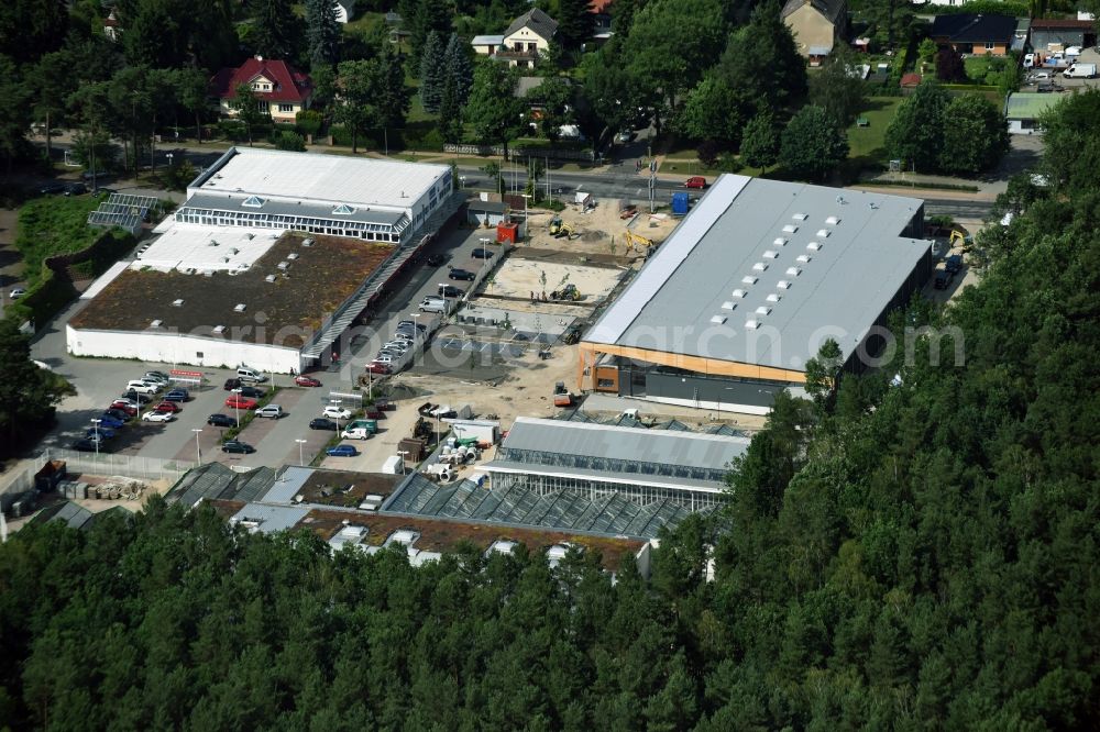 Aerial image Hohen Neuendorf - Construction works of the shopping center at the former OBI - Hardware at Schoenfliesser street in Hohen Neuendorf in Brandenburg. GVG Project Development Company plans to revitalize the brain area by demolition of disused construction market and the new Spacious a modern local supply and service center