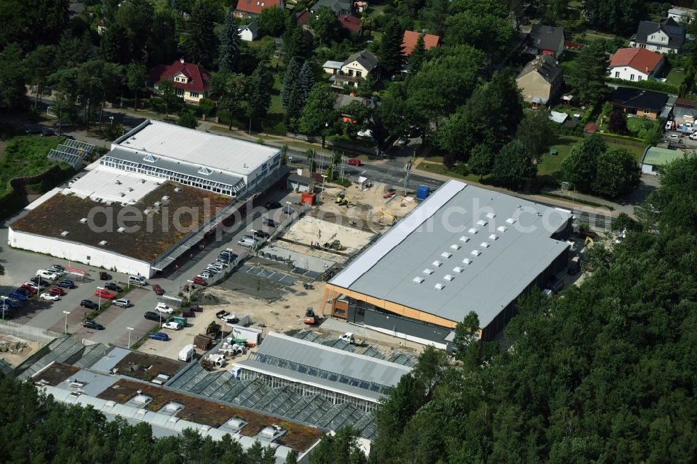 Aerial photograph Hohen Neuendorf - Construction works of the shopping center at the former OBI - Hardware at Schoenfliesser street in Hohen Neuendorf in Brandenburg. GVG Project Development Company plans to revitalize the brain area by demolition of disused construction market and the new Spacious a modern local supply and service center