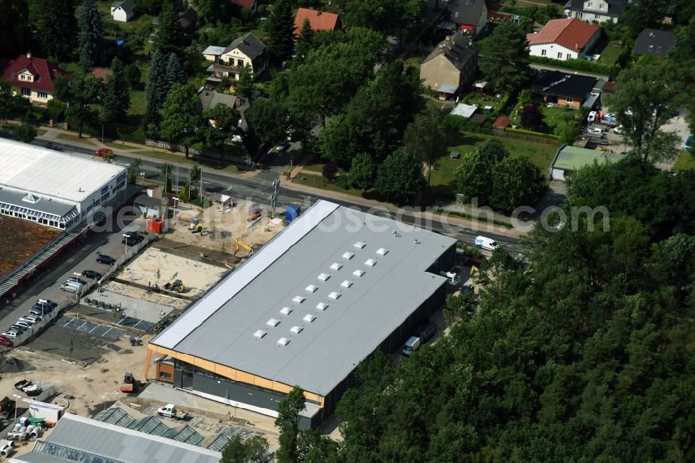 Hohen Neuendorf from above - Construction works of the shopping center at the former OBI - Hardware at Schoenfliesser street in Hohen Neuendorf in Brandenburg. GVG Project Development Company plans to revitalize the brain area by demolition of disused construction market and the new Spacious a modern local supply and service center