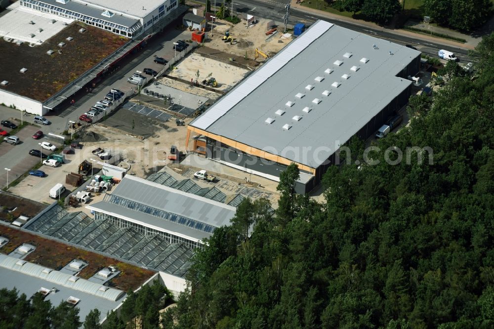 Hohen Neuendorf from the bird's eye view: Construction works of the shopping center at the former OBI - Hardware at Schoenfliesser street in Hohen Neuendorf in Brandenburg. GVG Project Development Company plans to revitalize the brain area by demolition of disused construction market and the new Spacious a modern local supply and service center