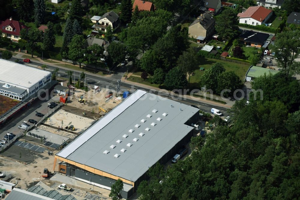 Aerial image Hohen Neuendorf - Construction works of the shopping center at the former OBI - Hardware at Schoenfliesser street in Hohen Neuendorf in Brandenburg. GVG Project Development Company plans to revitalize the brain area by demolition of disused construction market and the new Spacious a modern local supply and service center