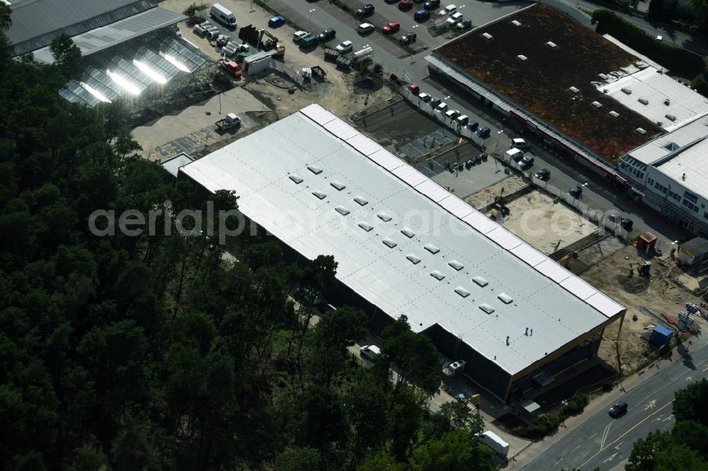 Hohen Neuendorf from above - Construction works of the shopping center at the former OBI - Hardware at Schoenfliesser street in Hohen Neuendorf in Brandenburg. GVG Project Development Company plans to revitalize the brain area by demolition of disused construction market and the new Spacious a modern local supply and service center