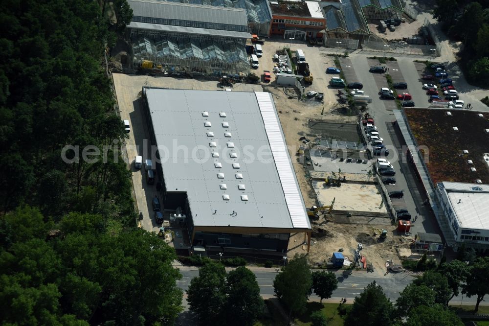 Hohen Neuendorf from the bird's eye view: Construction works of the shopping center at the former OBI - Hardware at Schoenfliesser street in Hohen Neuendorf in Brandenburg. GVG Project Development Company plans to revitalize the brain area by demolition of disused construction market and the new Spacious a modern local supply and service center