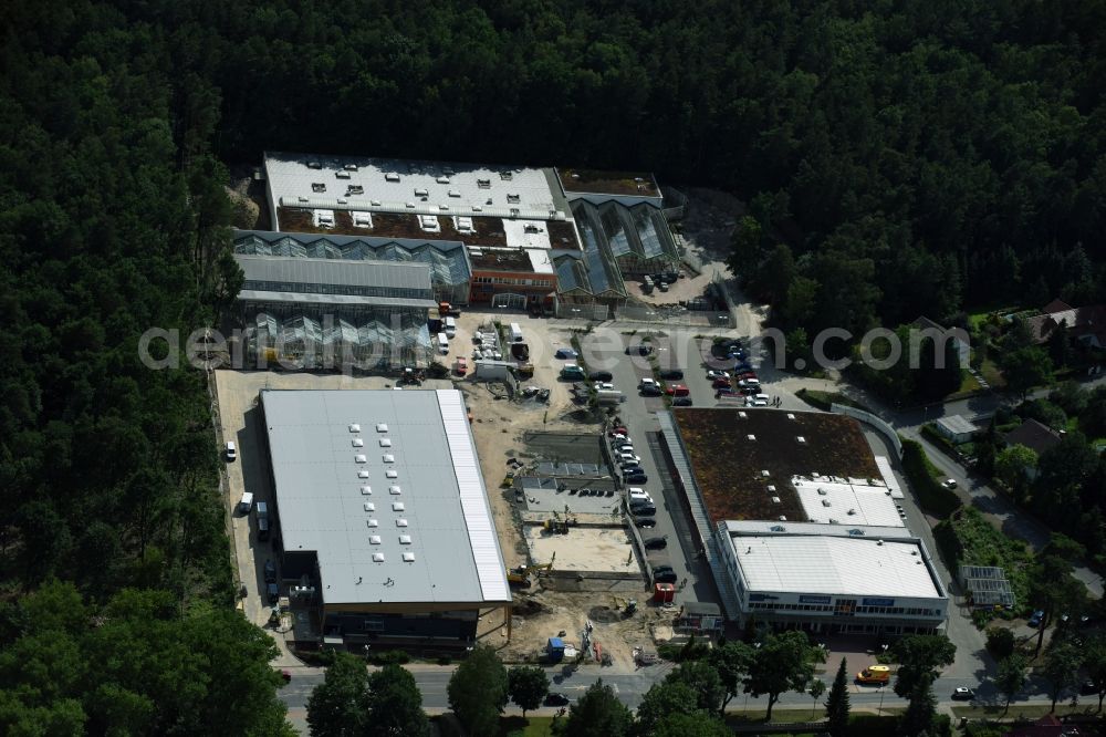 Aerial image Hohen Neuendorf - Construction works of the shopping center at the former OBI - Hardware at Schoenfliesser street in Hohen Neuendorf in Brandenburg. GVG Project Development Company plans to revitalize the brain area by demolition of disused construction market and the new Spacious a modern local supply and service center