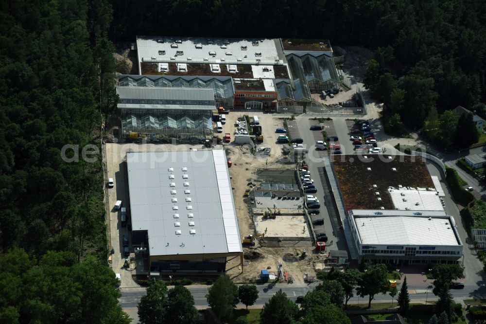 Aerial photograph Hohen Neuendorf - Construction works of the shopping center at the former OBI - Hardware at Schoenfliesser street in Hohen Neuendorf in Brandenburg. GVG Project Development Company plans to revitalize the brain area by demolition of disused construction market and the new Spacious a modern local supply and service center