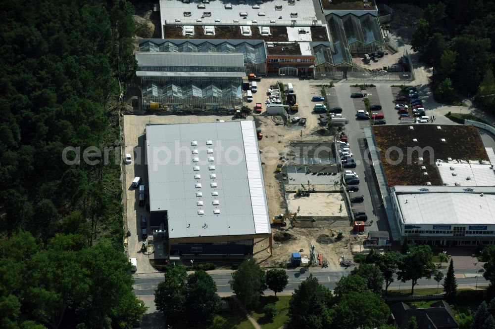 Aerial image Hohen Neuendorf - Construction works of the shopping center at the former OBI - Hardware at Schoenfliesser street in Hohen Neuendorf in Brandenburg. GVG Project Development Company plans to revitalize the brain area by demolition of disused construction market and the new Spacious a modern local supply and service center