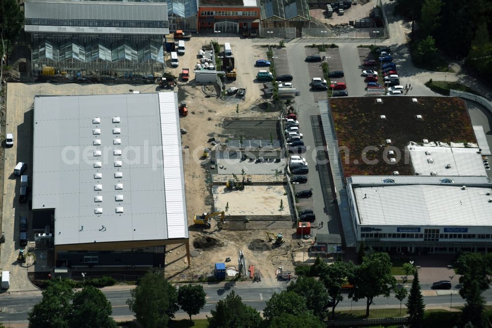 Aerial photograph Hohen Neuendorf - Construction works of the shopping center at the former OBI - Hardware at Schoenfliesser street in Hohen Neuendorf in Brandenburg. GVG Project Development Company plans to revitalize the brain area by demolition of disused construction market and the new Spacious a modern local supply and service center