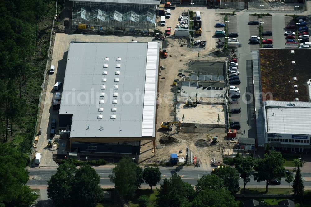 Hohen Neuendorf from above - Construction works of the shopping center at the former OBI - Hardware at Schoenfliesser street in Hohen Neuendorf in Brandenburg. GVG Project Development Company plans to revitalize the brain area by demolition of disused construction market and the new Spacious a modern local supply and service center