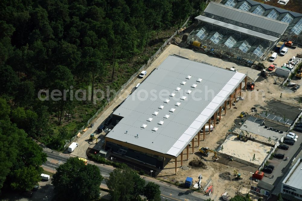 Hohen Neuendorf from the bird's eye view: Construction works of the shopping center at the former OBI - Hardware at Schoenfliesser street in Hohen Neuendorf in Brandenburg. GVG Project Development Company plans to revitalize the brain area by demolition of disused construction market and the new Spacious a modern local supply and service center