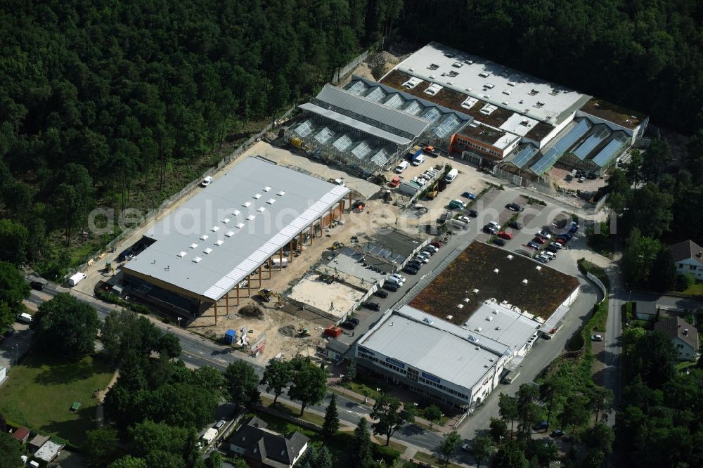 Aerial image Hohen Neuendorf - Construction works of the shopping center at the former OBI - Hardware at Schoenfliesser street in Hohen Neuendorf in Brandenburg. GVG Project Development Company plans to revitalize the brain area by demolition of disused construction market and the new Spacious a modern local supply and service center