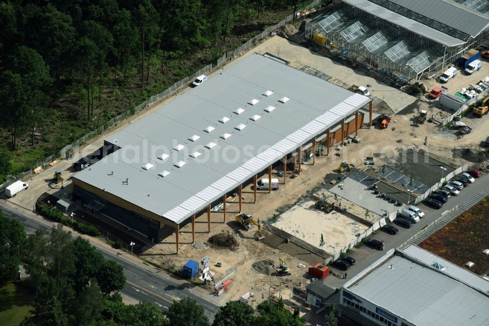 Aerial photograph Hohen Neuendorf - Construction works of the shopping center at the former OBI - Hardware at Schoenfliesser street in Hohen Neuendorf in Brandenburg. GVG Project Development Company plans to revitalize the brain area by demolition of disused construction market and the new Spacious a modern local supply and service center