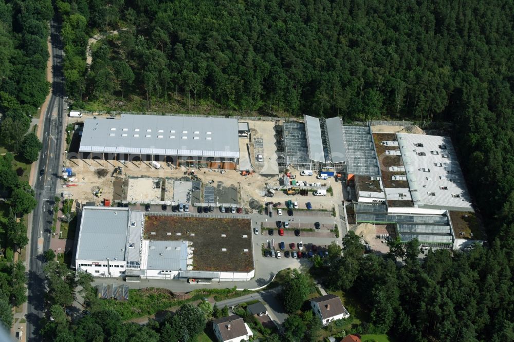 Aerial image Hohen Neuendorf - Construction works of the shopping center at the former OBI - Hardware at Schoenfliesser street in Hohen Neuendorf in Brandenburg. GVG Project Development Company plans to revitalize the brain area by demolition of disused construction market and the new Spacious a modern local supply and service center