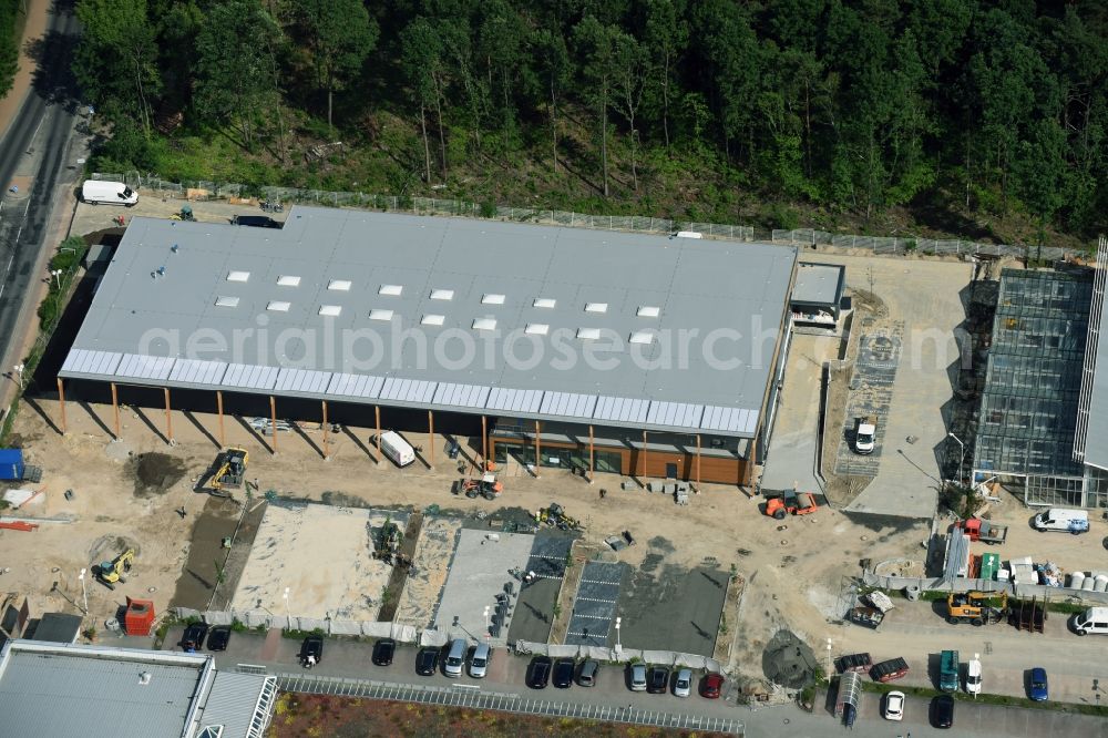 Aerial photograph Hohen Neuendorf - Construction works of the shopping center at the former OBI - Hardware at Schoenfliesser street in Hohen Neuendorf in Brandenburg. GVG Project Development Company plans to revitalize the brain area by demolition of disused construction market and the new Spacious a modern local supply and service center