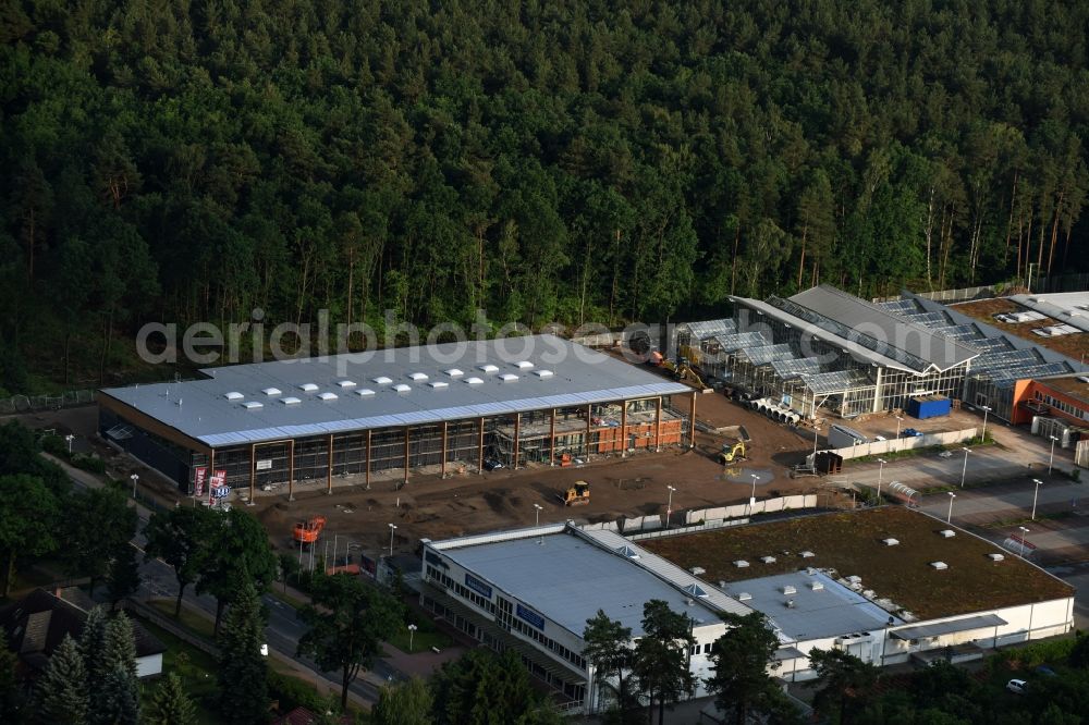 Hohen Neuendorf from above - Construction works of the shopping center at the former OBI - Hardware at Schoenfliesser street in Hohen Neuendorf in Brandenburg. GVG Project Development Company plans to revitalize the brain area by demolition of disused construction market and the new Spacious a modern local supply and service center