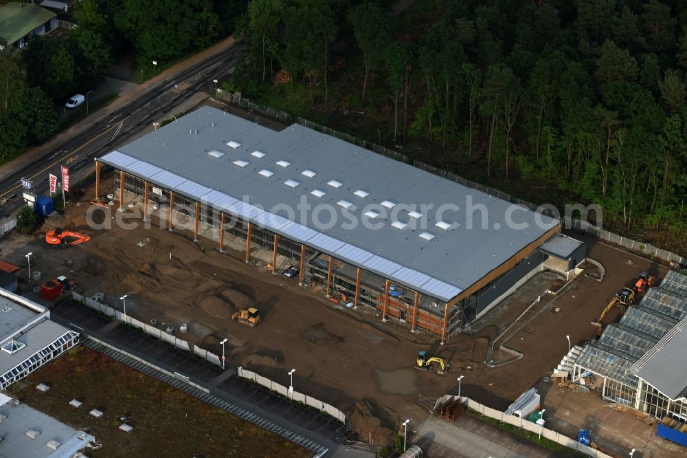 Hohen Neuendorf from the bird's eye view: Construction works of the shopping center at the former OBI - Hardware at Schoenfliesser street in Hohen Neuendorf in Brandenburg. GVG Project Development Company plans to revitalize the brain area by demolition of disused construction market and the new Spacious a modern local supply and service center