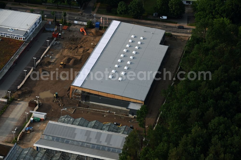 Aerial image Hohen Neuendorf - Construction works of the shopping center at the former OBI - Hardware at Schoenfliesser street in Hohen Neuendorf in Brandenburg. GVG Project Development Company plans to revitalize the brain area by demolition of disused construction market and the new Spacious a modern local supply and service center