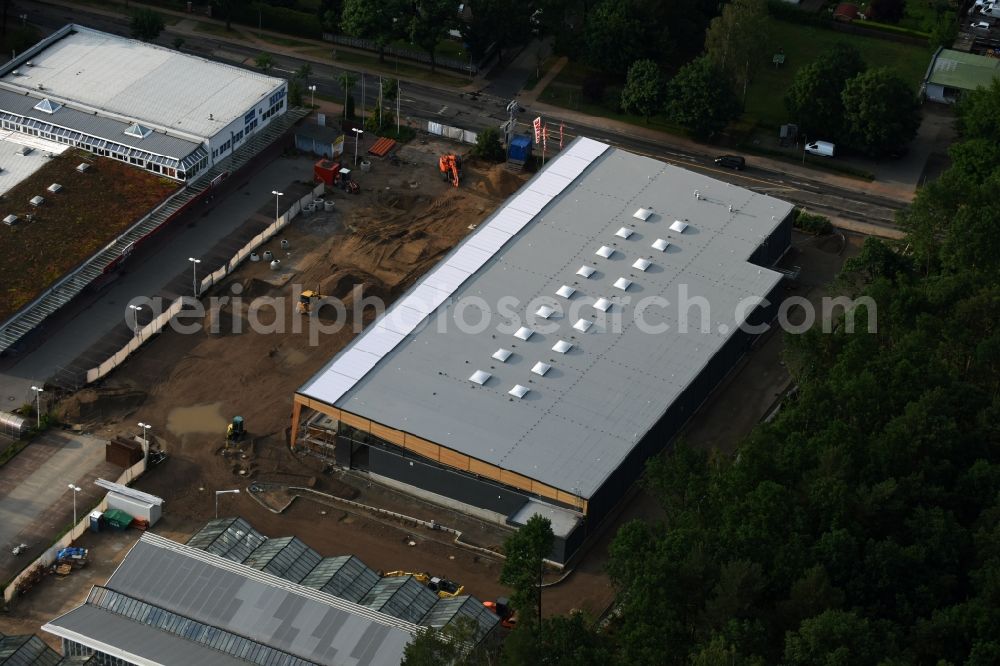 Aerial photograph Hohen Neuendorf - Construction works of the shopping center at the former OBI - Hardware at Schoenfliesser street in Hohen Neuendorf in Brandenburg. GVG Project Development Company plans to revitalize the brain area by demolition of disused construction market and the new Spacious a modern local supply and service center