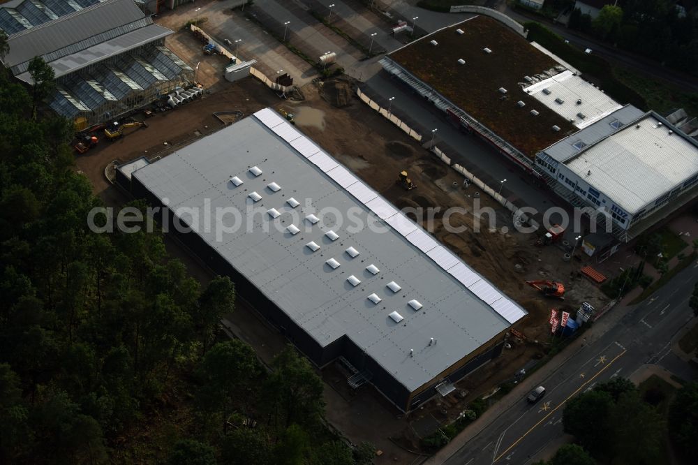 Aerial image Hohen Neuendorf - Construction works of the shopping center at the former OBI - Hardware at Schoenfliesser street in Hohen Neuendorf in Brandenburg. GVG Project Development Company plans to revitalize the brain area by demolition of disused construction market and the new Spacious a modern local supply and service center