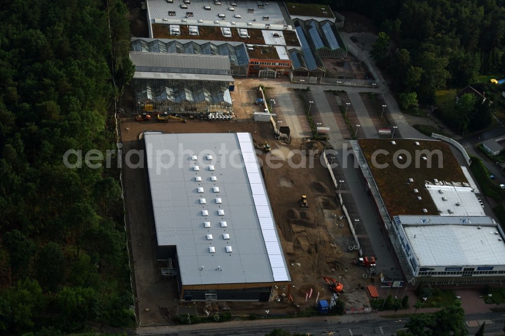 Aerial photograph Hohen Neuendorf - Construction works of the shopping center at the former OBI - Hardware at Schoenfliesser street in Hohen Neuendorf in Brandenburg. GVG Project Development Company plans to revitalize the brain area by demolition of disused construction market and the new Spacious a modern local supply and service center