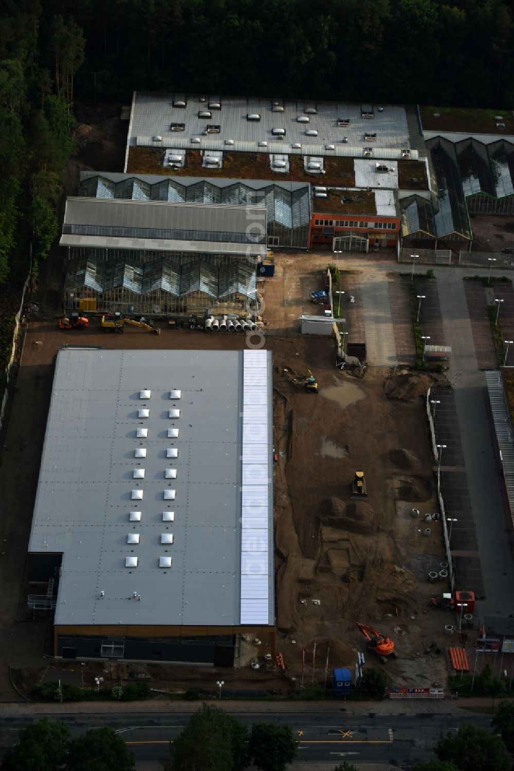 Hohen Neuendorf from the bird's eye view: Construction works of the shopping center at the former OBI - Hardware at Schoenfliesser street in Hohen Neuendorf in Brandenburg. GVG Project Development Company plans to revitalize the brain area by demolition of disused construction market and the new Spacious a modern local supply and service center