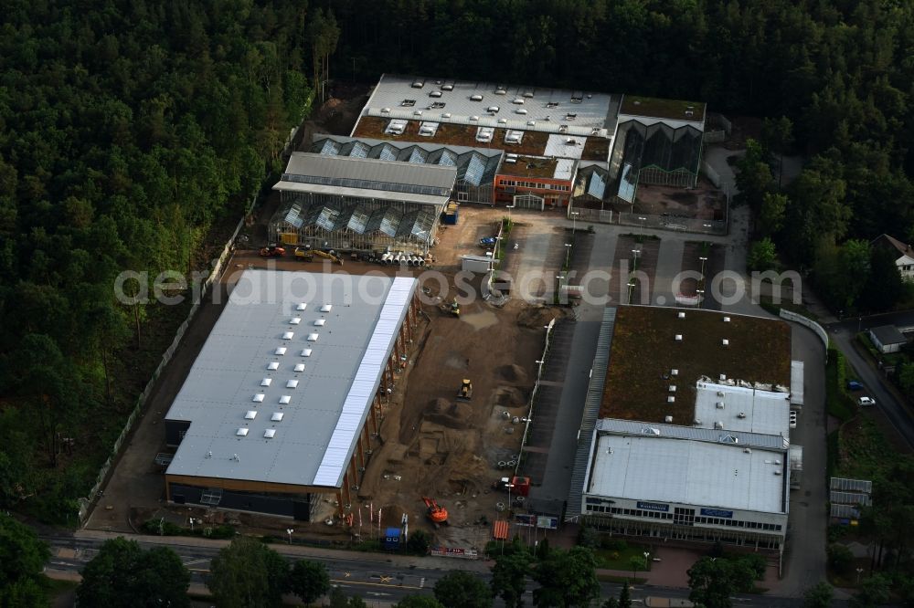 Aerial image Hohen Neuendorf - Construction works of the shopping center at the former OBI - Hardware at Schoenfliesser street in Hohen Neuendorf in Brandenburg. GVG Project Development Company plans to revitalize the brain area by demolition of disused construction market and the new Spacious a modern local supply and service center