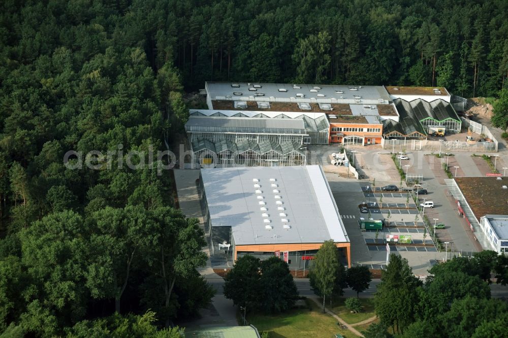 Aerial photograph Hohen Neuendorf - Construction works of the shopping center at the former OBI - Hardware at Schoenfliesser street in Hohen Neuendorf in Brandenburg. GVG Project Development Company plans to revitalize the brain area by demolition of disused construction market and the new Spacious a modern local supply and service center