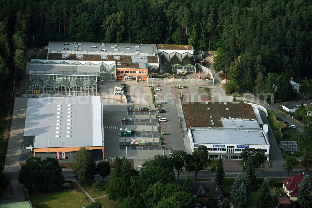 Hohen Neuendorf from above - Construction works of the shopping center at the former OBI - Hardware at Schoenfliesser street in Hohen Neuendorf in Brandenburg. GVG Project Development Company plans to revitalize the brain area by demolition of disused construction market and the new Spacious a modern local supply and service center