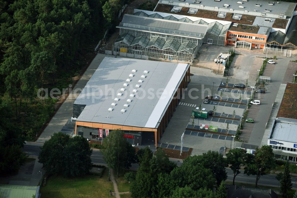 Aerial image Hohen Neuendorf - Construction works of the shopping center at the former OBI - Hardware at Schoenfliesser street in Hohen Neuendorf in Brandenburg. GVG Project Development Company plans to revitalize the brain area by demolition of disused construction market and the new Spacious a modern local supply and service center