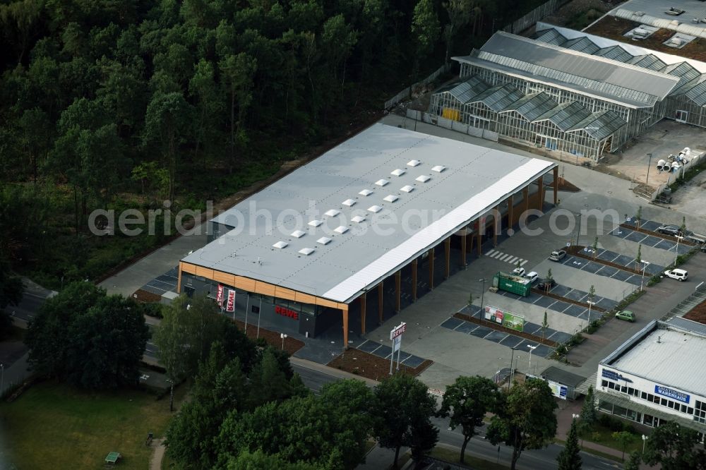 Aerial photograph Hohen Neuendorf - Construction works of the shopping center at the former OBI - Hardware at Schoenfliesser street in Hohen Neuendorf in Brandenburg. GVG Project Development Company plans to revitalize the brain area by demolition of disused construction market and the new Spacious a modern local supply and service center