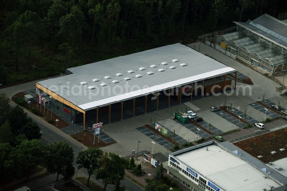 Hohen Neuendorf from above - Construction works of the shopping center at the former OBI - Hardware at Schoenfliesser street in Hohen Neuendorf in Brandenburg. GVG Project Development Company plans to revitalize the brain area by demolition of disused construction market and the new Spacious a modern local supply and service center