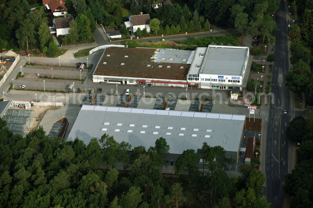 Aerial image Hohen Neuendorf - Construction works of the shopping center at the former OBI - Hardware at Schoenfliesser street in Hohen Neuendorf in Brandenburg. GVG Project Development Company plans to revitalize the brain area by demolition of disused construction market and the new Spacious a modern local supply and service center