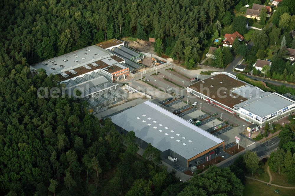 Aerial photograph Hohen Neuendorf - Construction works of the shopping center at the former OBI - Hardware at Schoenfliesser street in Hohen Neuendorf in Brandenburg. GVG Project Development Company plans to revitalize the brain area by demolition of disused construction market and the new Spacious a modern local supply and service center