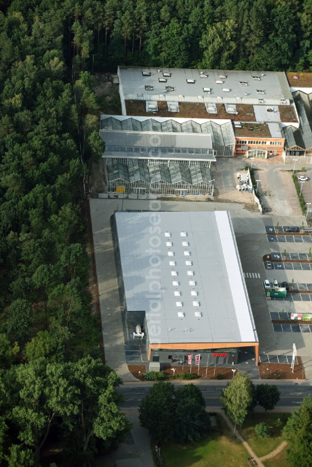 Aerial photograph Hohen Neuendorf - Construction works of the shopping center at the former OBI - Hardware at Schoenfliesser street in Hohen Neuendorf in Brandenburg. GVG Project Development Company plans to revitalize the brain area by demolition of disused construction market and the new Spacious a modern local supply and service center