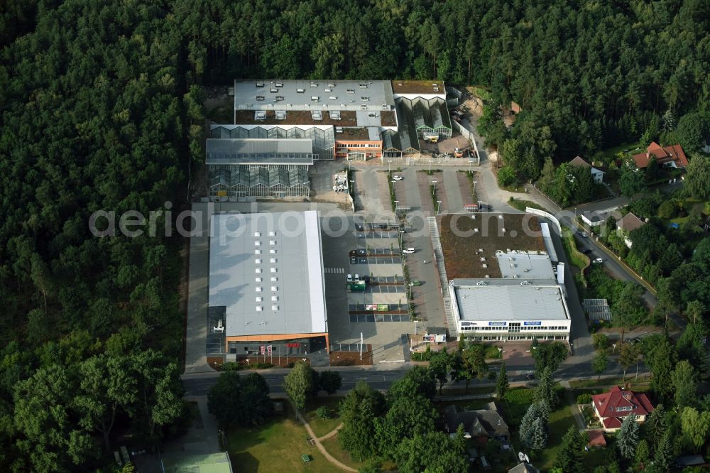 Hohen Neuendorf from above - Construction works of the shopping center at the former OBI - Hardware at Schoenfliesser street in Hohen Neuendorf in Brandenburg. GVG Project Development Company plans to revitalize the brain area by demolition of disused construction market and the new Spacious a modern local supply and service center