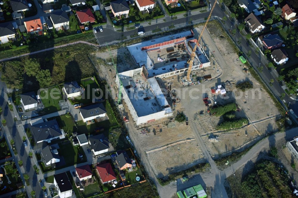 Aerial photograph Berlin - Construction site of a primary school on Habichtshorst in the Biesdorf part of the district of Marzahn-Hellersdorf in Berlin. The premises will include a sports arena and a schoolyard and was developed by the architectural company ReimarHerbst