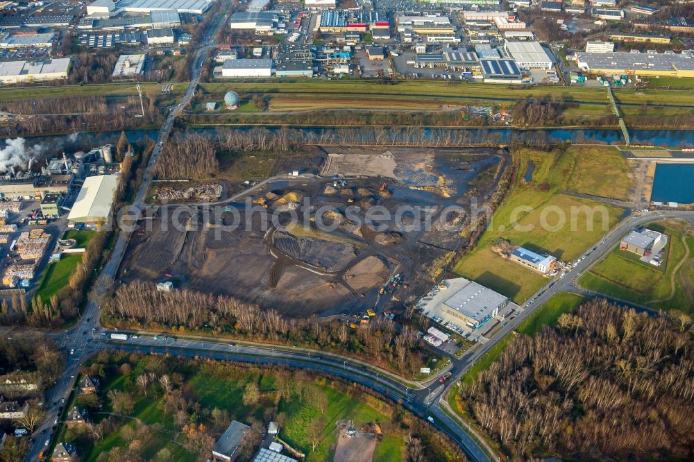 Aerial photograph Gelsenkirchen - Construction site for the new building of the harbour quarters Grafbismarck in Gelsenkirchen in the state of North Rhine-Westphalia. A new residential area is being developed on the riverbank of the Rhine-Herne-Canal