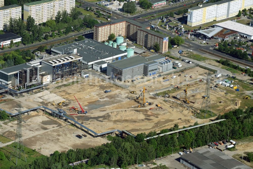 Aerial image Berlin - Construction site of power plants and exhaust towers of thermal power station - Kraft-Waerme-Kopplungsanlage on Rhinstrasse in the district Marzahn in Berlin, Germany