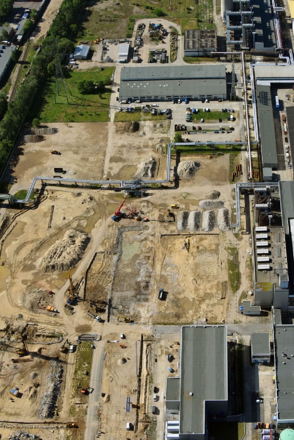 Berlin from the bird's eye view: Construction site of power plants and exhaust towers of thermal power station - Kraft-Waerme-Kopplungsanlage on Rhinstrasse in the district Marzahn in Berlin, Germany