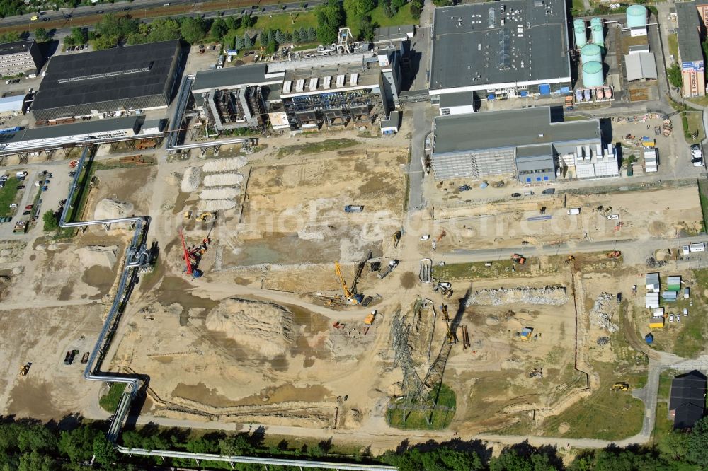 Berlin from the bird's eye view: Construction site of power plants and exhaust towers of thermal power station - Kraft-Waerme-Kopplungsanlage on Rhinstrasse in the district Marzahn in Berlin, Germany