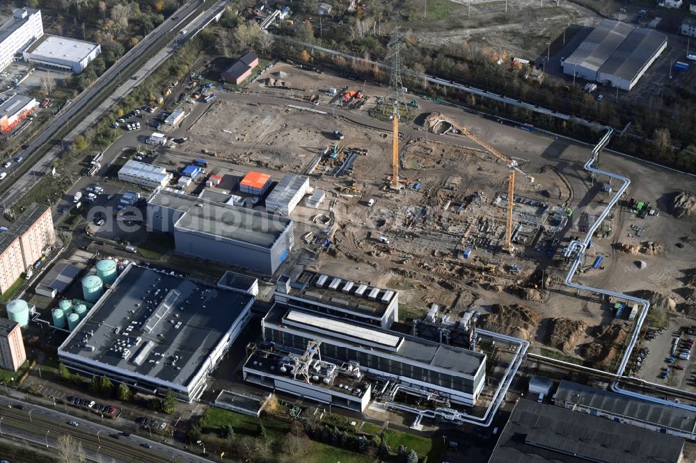 Berlin from the bird's eye view: Construction site of power plants and exhaust towers of thermal power station - Kraft-Waerme-Kopplungsanlage on Rhinstrasse in the district Marzahn in Berlin, Germany