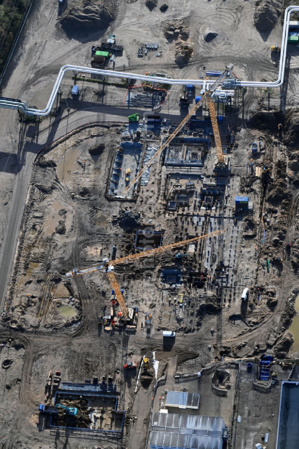 Berlin from above - Construction site of power plants and exhaust towers of thermal power station - Kraft-Waerme-Kopplungsanlage on Rhinstrasse in the district Marzahn in Berlin, Germany