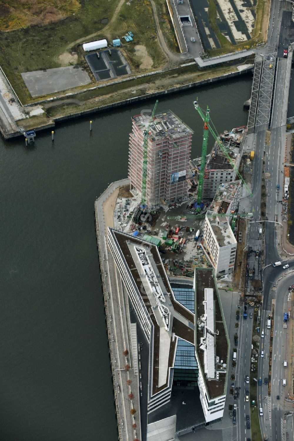 Hamburg from the bird's eye view: Construction site for new high-rise building complex des Buero- und Geschaeftshauses WATERMARK der IQ Tower GmbH & Co. KG in the district HafenCity in Hamburg. A joint project of STRABAG Real Estate GmbH and ECE Projektmanagement G.m.b.H. & Co. KG and BAM Deutschland AG