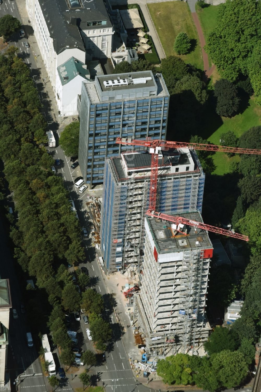 Hamburg from the bird's eye view: Construction site for new high-rise building complex Esplace of Becken Development GmbH between Esplanade and Gustav-Mahler-Park in Hamburg