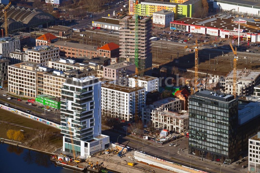 Berlin from the bird's eye view: Construction site for new high-rise building complex Hochhaus on Postbahnhof in the district Friedrichshain in Berlin, Germany