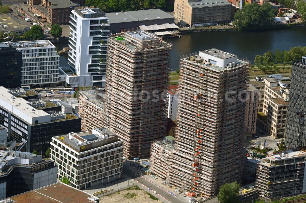 Aerial photograph Berlin - Construction site for new high-rise building complex Max & Moritz on Rummelsburger Platz - Marianne-von-Rantzau-Strasse on street Muehlenstrasse in the district Friedrichshain in Berlin, Germany