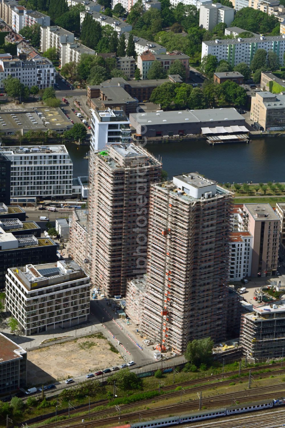 Berlin from the bird's eye view: Construction site for new high-rise building complex Max & Moritz on Rummelsburger Platz - Marianne-von-Rantzau-Strasse on street Muehlenstrasse in the district Friedrichshain in Berlin, Germany