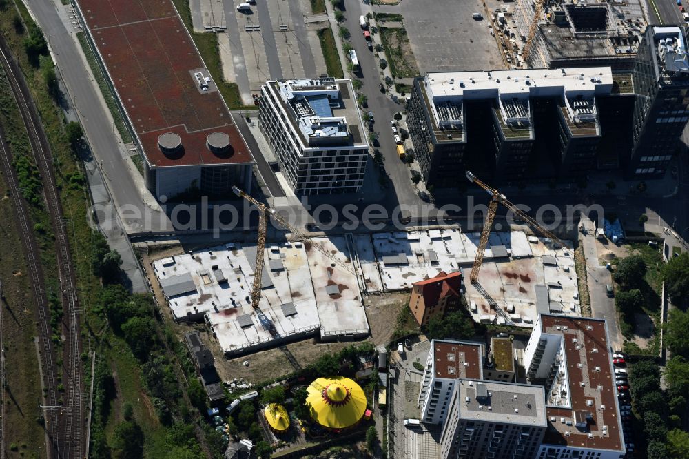 Berlin from the bird's eye view: Construction site for the new skyscraper ensemble Max und Moritz Quartier - UPSIDE BERLIN with residential and commercial units by the company DIE WOHNKOMPANIE Berlin GmbH and the architecture office Noefer Gesellschaft von Architekten mbH on Mariane-von-Rantzau-Strasse in the district Friedrichshain in Berlin, Germany