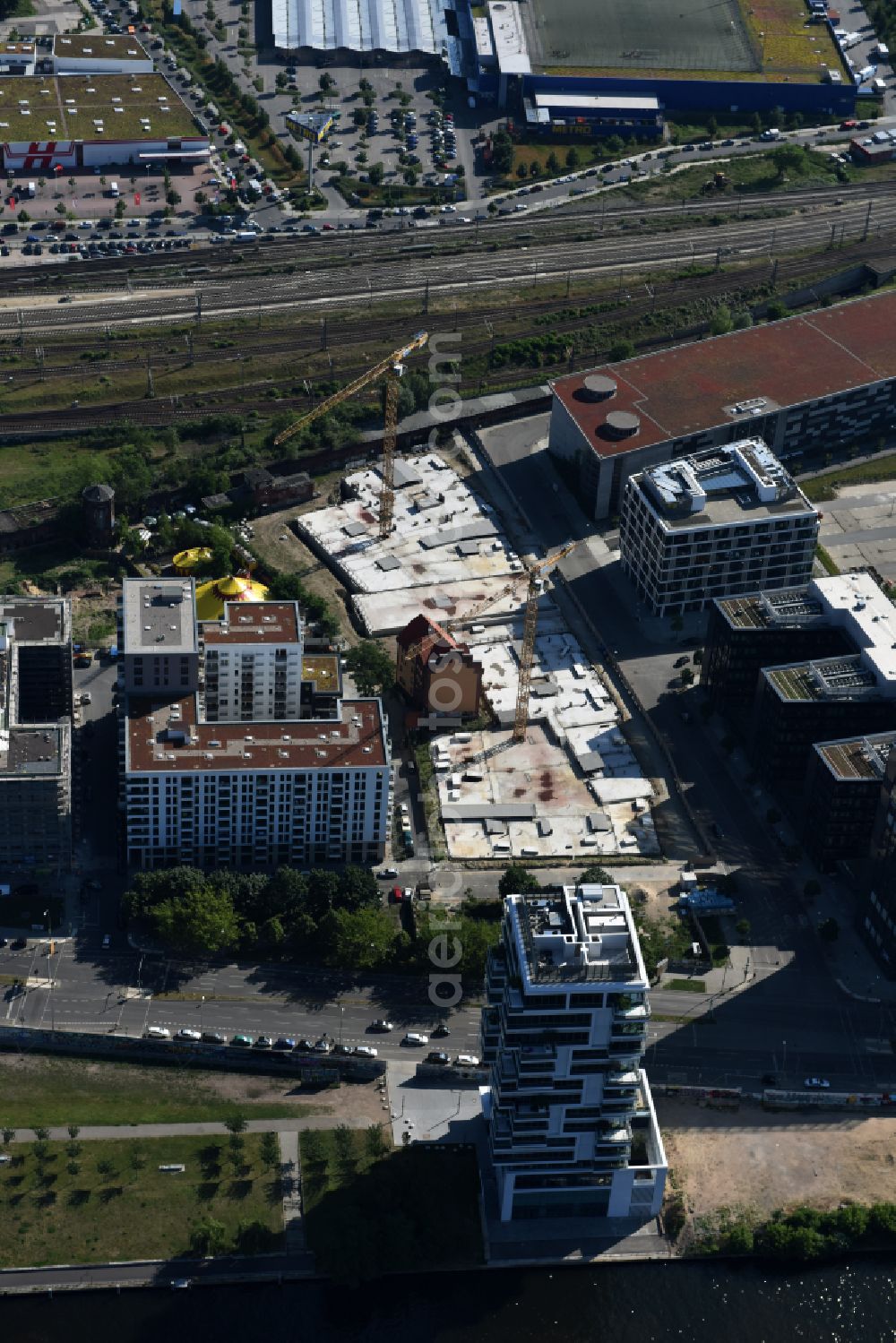 Berlin from the bird's eye view: Construction site for the new skyscraper ensemble Max und Moritz Quartier - UPSIDE BERLIN with residential and commercial units by the company DIE WOHNKOMPANIE Berlin GmbH and the architecture office Noefer Gesellschaft von Architekten mbH on Mariane-von-Rantzau-Strasse in the district Friedrichshain in Berlin, Germany