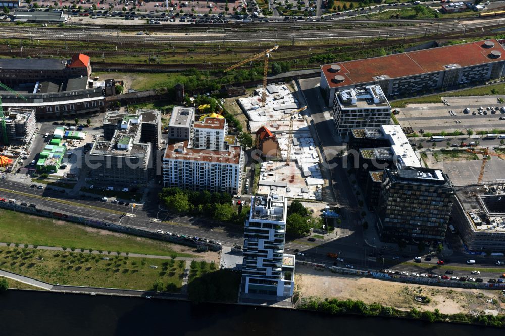 Aerial photograph Berlin - Construction site for the new skyscraper ensemble Max und Moritz Quartier - UPSIDE BERLIN with residential and commercial units by the company DIE WOHNKOMPANIE Berlin GmbH and the architecture office Noefer Gesellschaft von Architekten mbH on Mariane-von-Rantzau-Strasse in the district Friedrichshain in Berlin, Germany