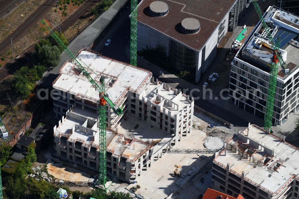 Aerial photograph Berlin - Construction site for the new skyscraper ensemble Max und Moritz Quartier - UPSIDE BERLIN with residential and commercial units by the company DIE WOHNKOMPANIE Berlin GmbH and the architecture office Noefer Gesellschaft von Architekten mbH on Mariane-von-Rantzau-Strasse in the district Friedrichshain in Berlin, Germany